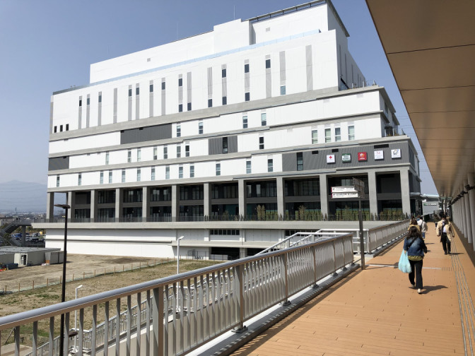 自由通路の小田急線相鉄線側から見たビナガーデンズパーチ外観